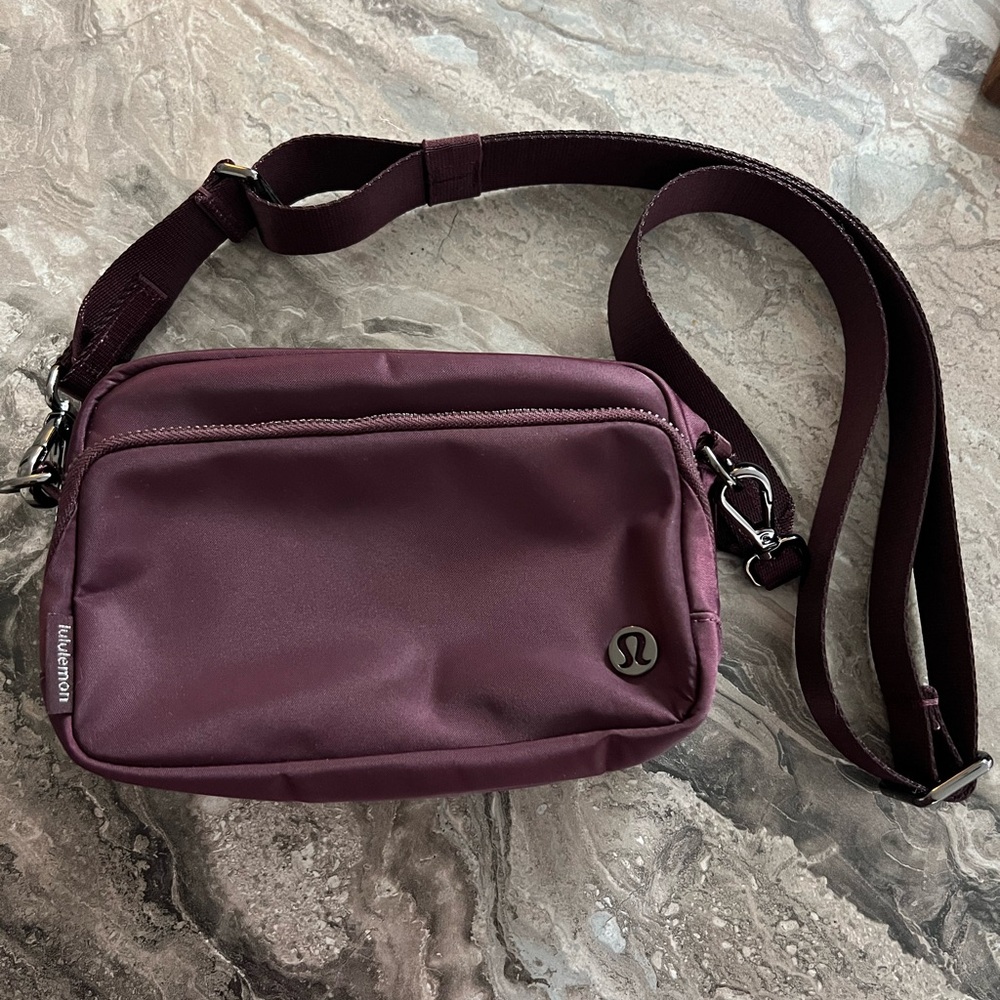 lululemon athletica Everywhere Crossbody Bag 2L